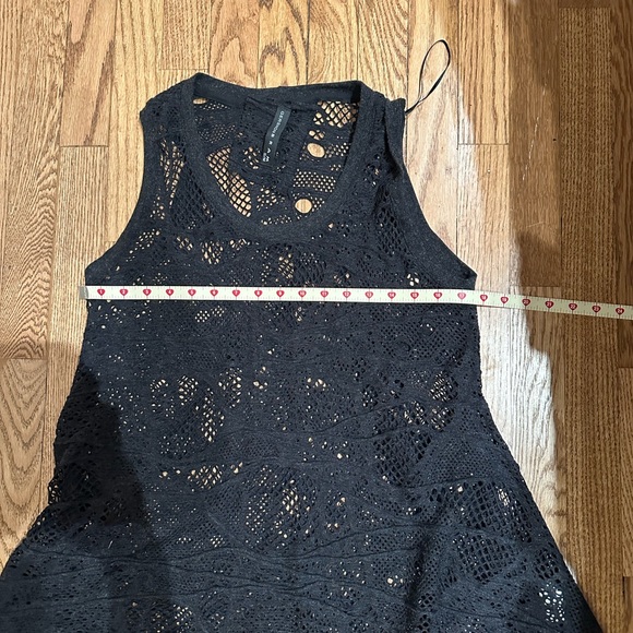 GershonB RAM loose weave top with flattering texture and curves. - Picture 3 of 4